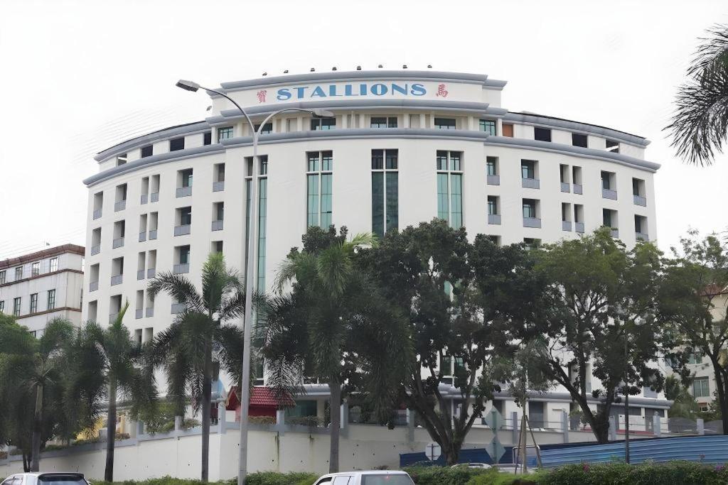 Stallions Suites Penang Jelutong Exterior foto